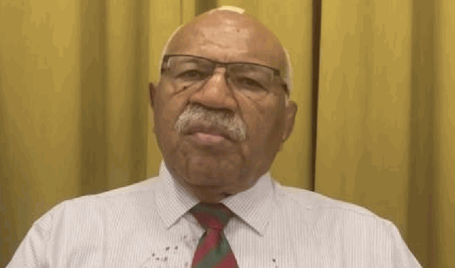 斐济总理低头看手机摔倒受轻伤,取消访问中国行程 斐济总理低头看手机摔倒受轻伤,取消访问中国行程