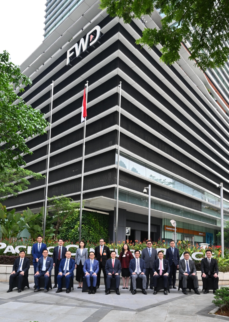 李家超（前排中）与特区代表团在印尼雅加达参观香港保险企业富卫集团设在当地的办事处。政府新闻处图片