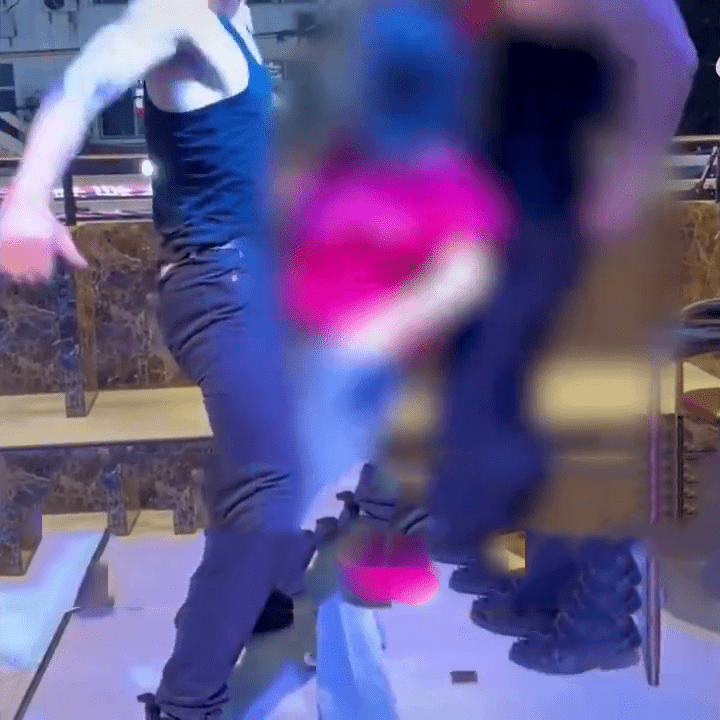 云南西双版纳“猛男餐厅”表演者与顾客跳贴身舞。
