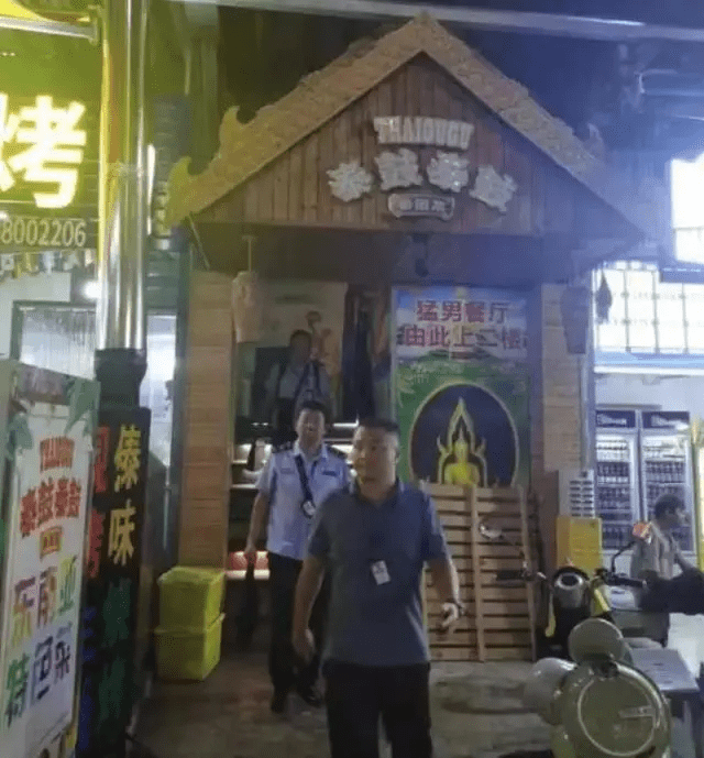 据现场照片，该餐厅名为“泰鼓泰鼓泰国菜”，门口写有“猛男餐厅由此上二楼”字样。