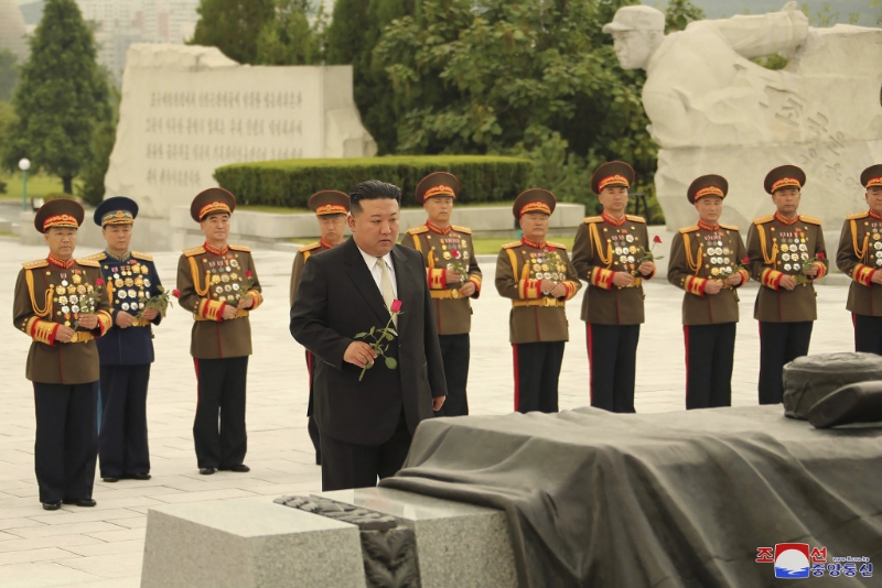 朝鲜劳动党总书记、国务委员长金正恩参谒了桧仓中国人民志愿军烈士陵园