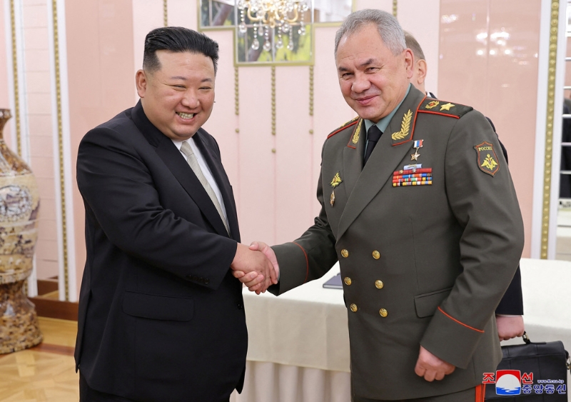 北韩领袖金正恩与俄罗斯国防部长绍伊古握手