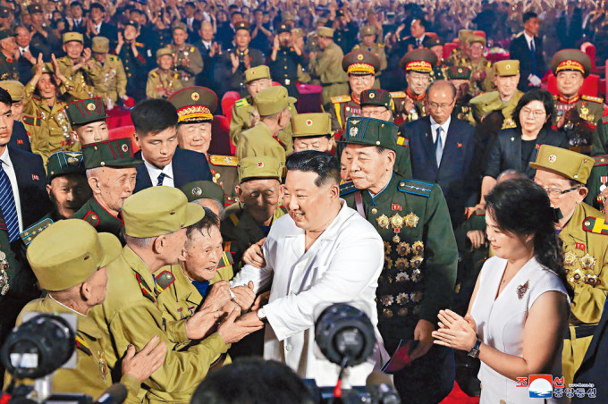 金正恩在“战胜节”（朝鲜战争停战协定签署）六十九周年纪念活动上，与老兵握手。