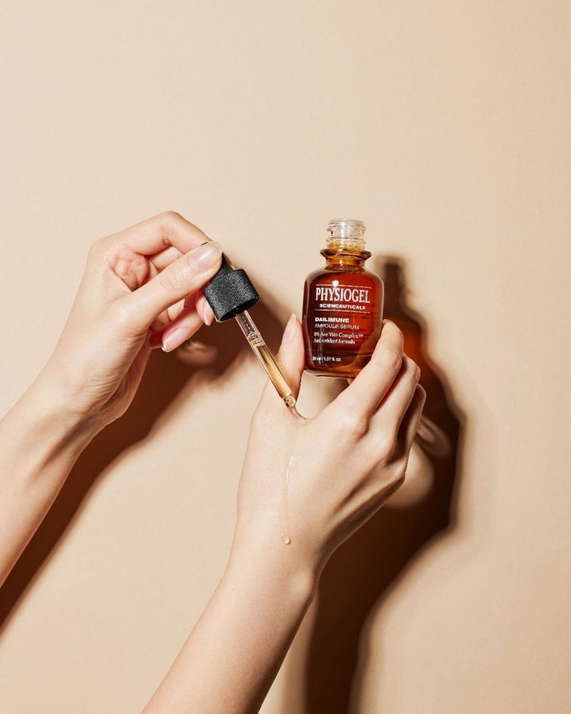 Physiogel逆龄抗氧精华液/$469，配方比柠檬蕴含多100倍的纯维他命C，具高效抗氧化功效，而维他命C、E及维他命原B5，则有助提亮并改善暗沉肤色，