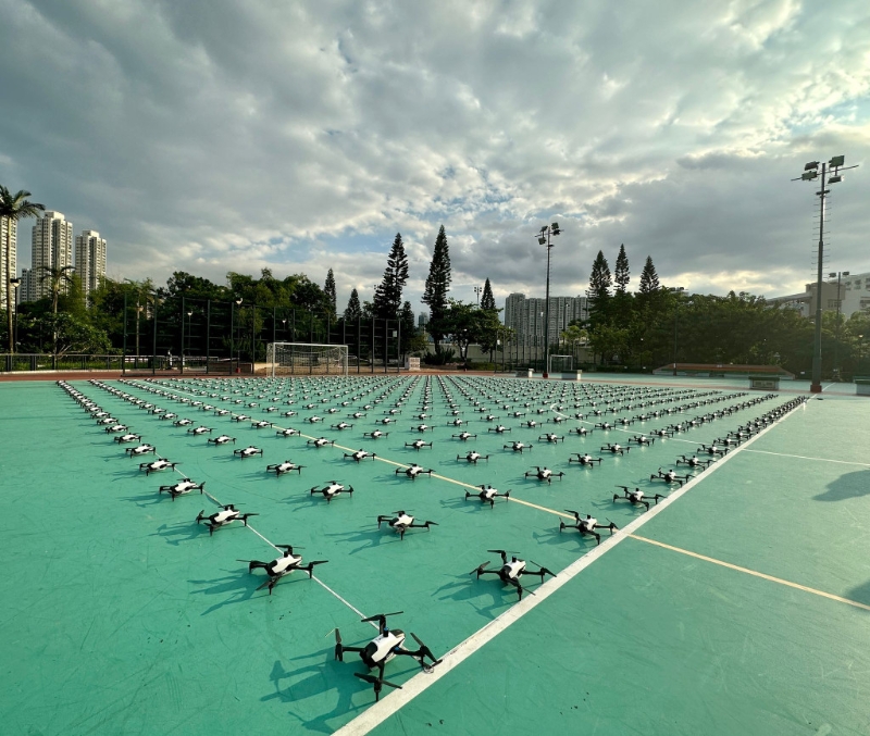 无人机、烟火及光影汇演于城门河上空联合上演。。