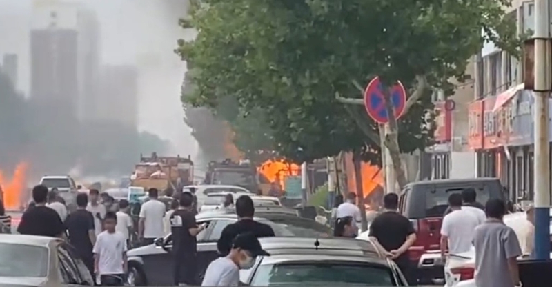 爆炸后起火冒出大量浓烟。网图 爆炸后起火冒出大量浓烟。网图