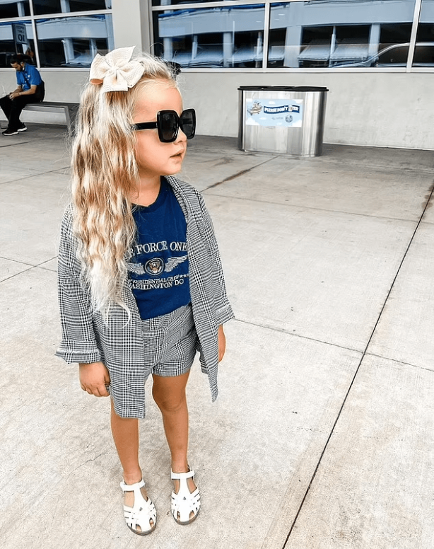 亨特与脱衣舞娘罗伯茨所生的私生女纳薇。 亨特与脱衣舞娘罗伯茨所生的私生女纳薇。