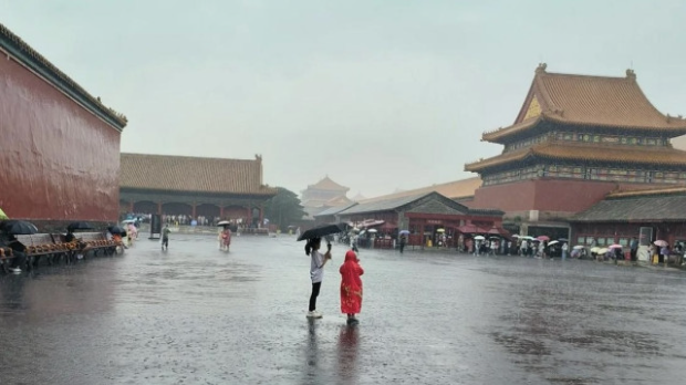 北京下起大雨，故宫晚上宣布闭院。