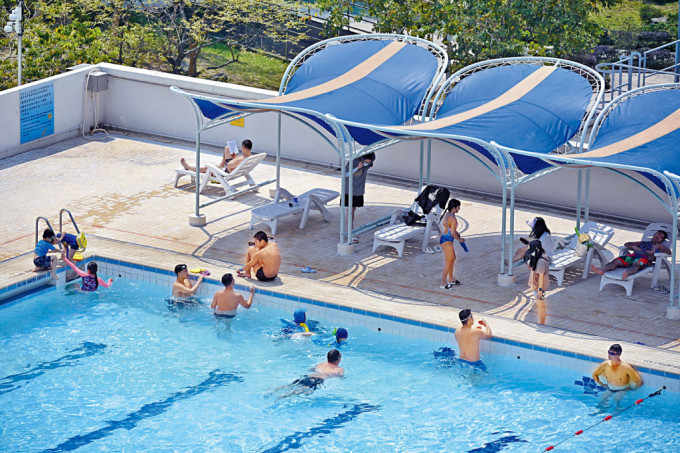 公众游泳池设施则毋须预约,市民只需于泳池开放时段前在泳池入口处排队轮候,名额先到先得,额满即止。 公众游泳池设施则毋须预约,市民只需于泳池开放时段前在泳池入口处排队轮候,名额先到先得,额满即止。