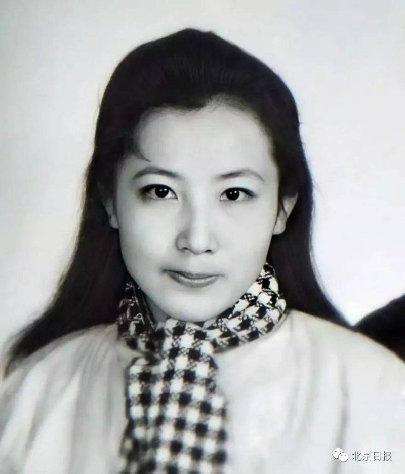 年轻时的解丽萍浓眉大眼及樱桃小嘴，容貌姣好