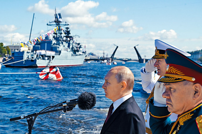 昨日是俄罗斯海军节，普京在圣彼得堡检阅海军。　