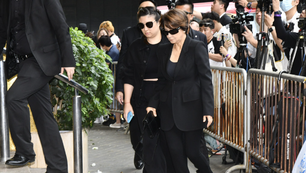 甄妮由女儿陪同下到场。 甄妮由女儿陪同下到场。