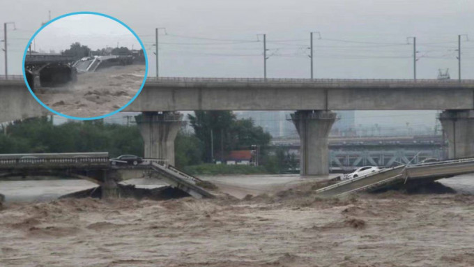 小清河桥部份桥面被冲毁，多辆私家车落水