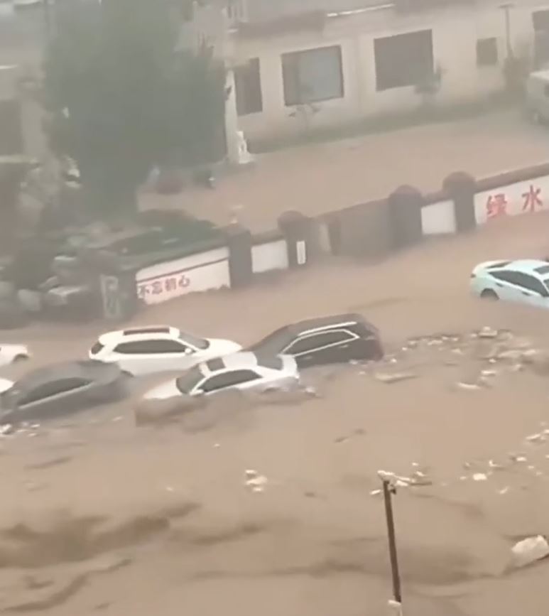北京暴雨困，门头沟大量汽车被冲走