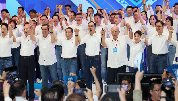 国民党23日在新北市板桥体育馆举行全代会，正式通过提名侯友宜（前排左四）参选2024