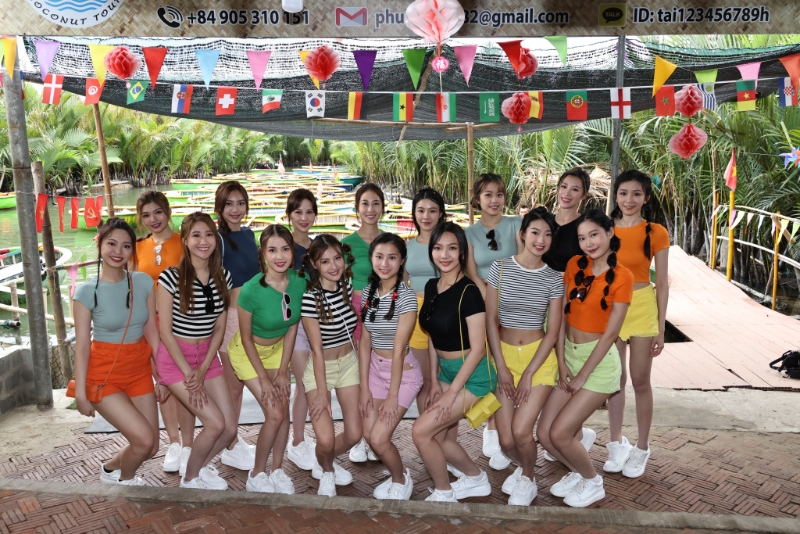 胡睿涵(右前三)好身材非常突出。 胡睿涵(右前三)好身材非常突出。