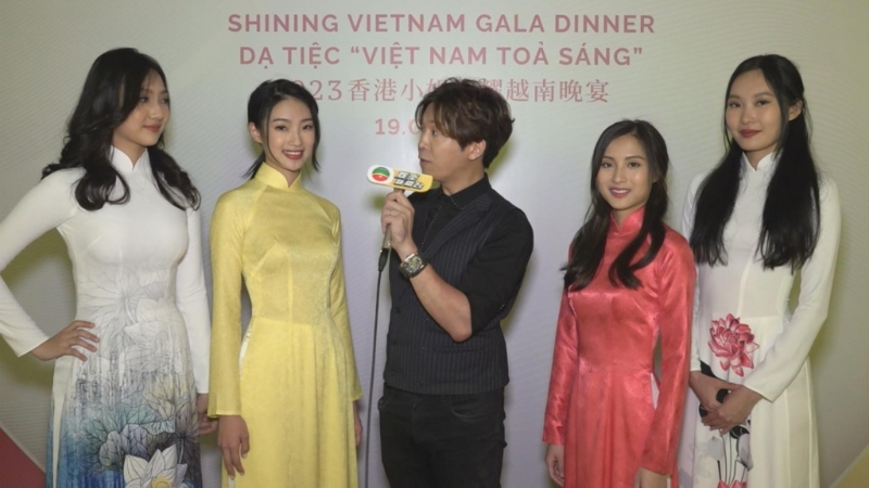 胡睿涵(左一)在穿当地服饰大晒曲线美。 胡睿涵(左一)在穿当地服饰大晒曲线美。