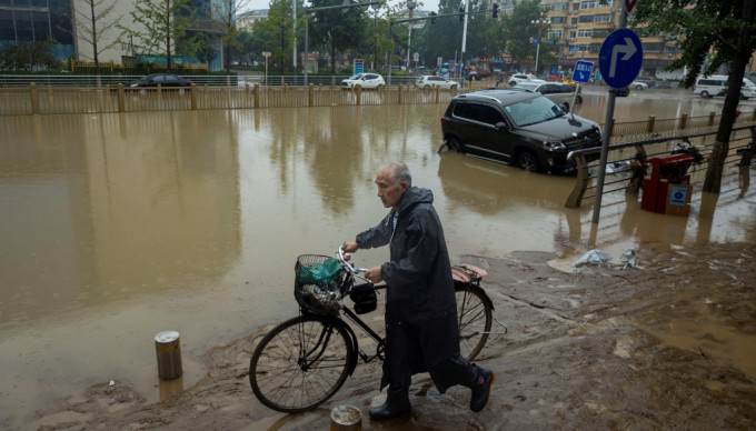 北京洪水过后,街道依然水浸 北京洪水过后,街道依然水浸