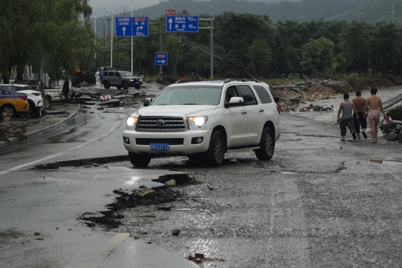 洪水过后,北京部分街道损坏严重 洪水过后,北京部分街道损坏严重