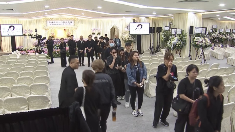 现场已经传出饮泣声 现场已经传出饮泣声