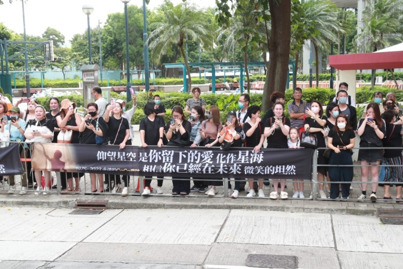 殡仪馆门外早已有粉丝守候 殡仪馆门外早已有粉丝守候