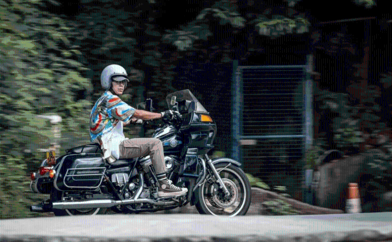 森美最近又入手86年产 FXR Dresser Special Edition古董车,笑言像开船 森美最近又入手86年产 FXR Dresser Special Edition古董车,笑言像开船