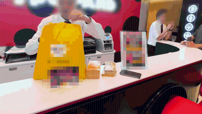 影片看到黄色环保袋内藏大笔现金。 影片看到黄色环保袋内藏大笔现金。