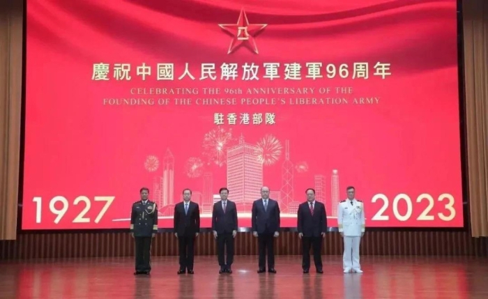 董经纬（左二）出席驻部队建军节活动。