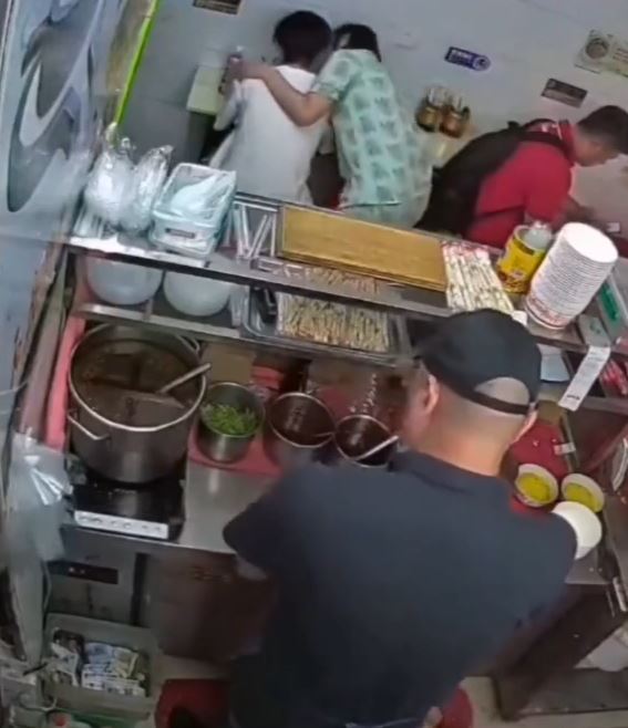 陌生女子强吻男弓陌生女子强吻男子。 陌生女子强吻男弓陌生女子强吻男子。