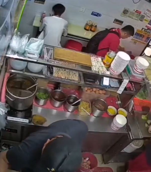 男子独自吃早餐 男子独自吃早餐