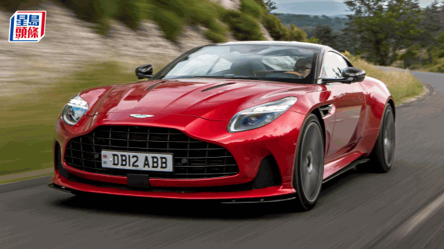 DB12马力高达680ps,0至100千米每小时加速3.6秒,全速前进威力惊人。 DB12马力高达680ps,0至100千米每小时加速3.6秒,全速前进威力惊人。