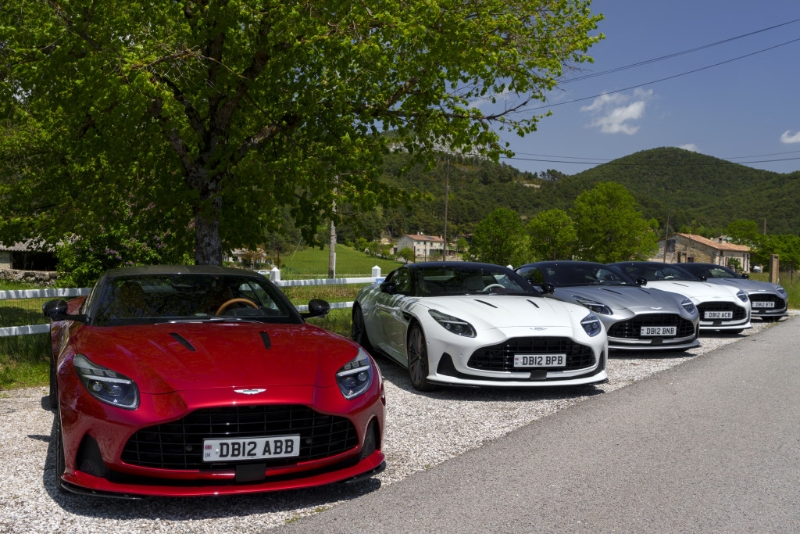 车头鬼面罩比DB11扩大许多,一来有助于引擎冷却,二来令卖相更具霸气。 车头鬼面罩比DB11扩大许多,一来有助于引擎冷却,二来令卖相更具霸气。