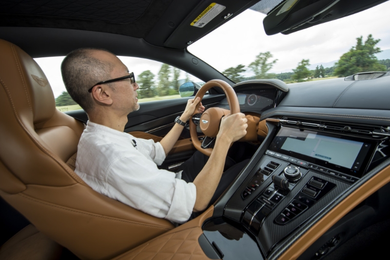 车子高速稳定性远胜上代DB11,攻弯操控也稳定许多。 车子高速稳定性远胜上代DB11,攻弯操控也稳定许多。