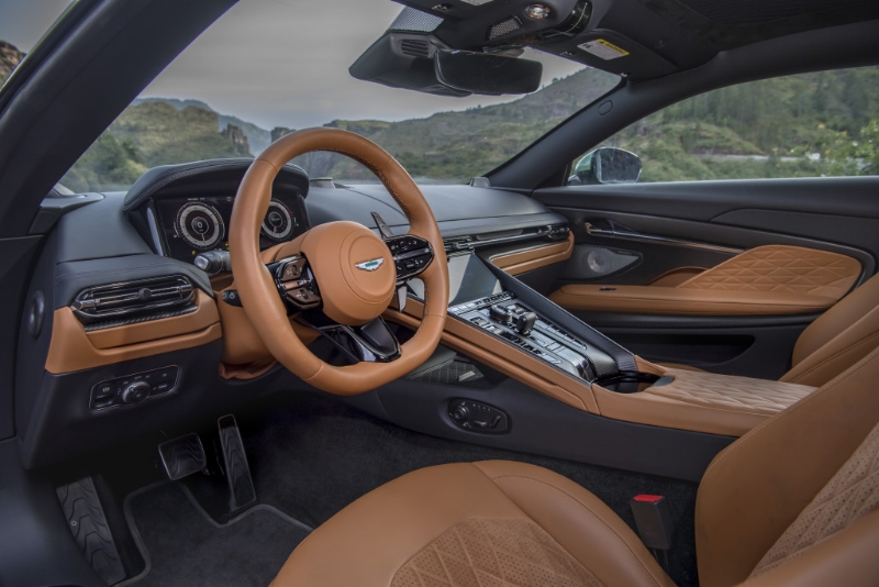 重新设计的车厢格局,配合100%自家作业系统的触控屏幕界面。 重新设计的车厢格局,配合100%自家作业系统的触控屏幕界面。