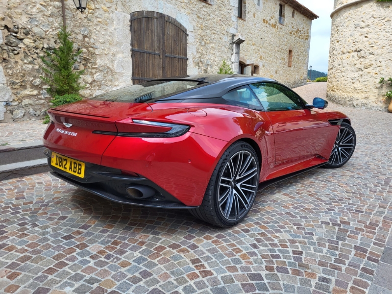 车尾形态跟DB11没有大分别,轮圈升级至21寸锻造规格。 车尾形态跟DB11没有大分别,轮圈升级至21寸锻造规格。