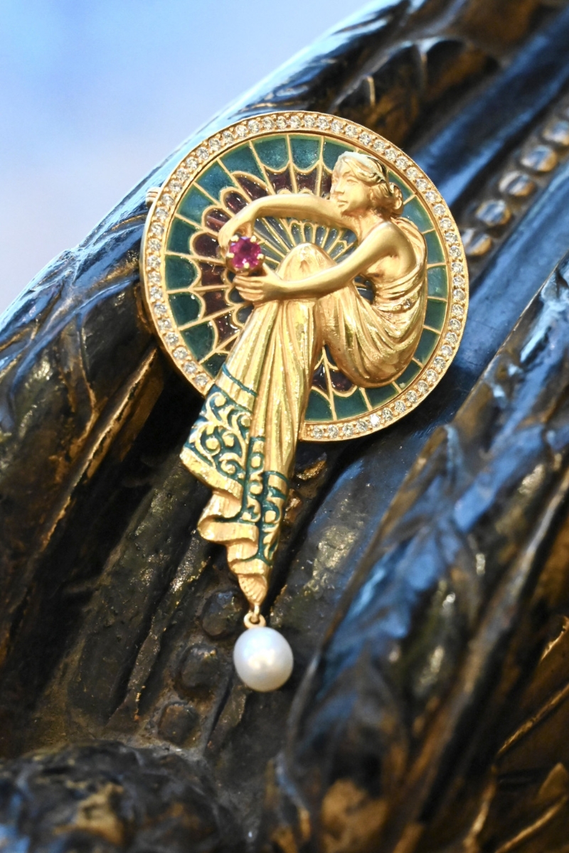 这枚新艺术运动（Art Nouveau 1880-1910）时期的黄金珐琅胸针，正是Loretta在英国古董店“偶遇”的主角。