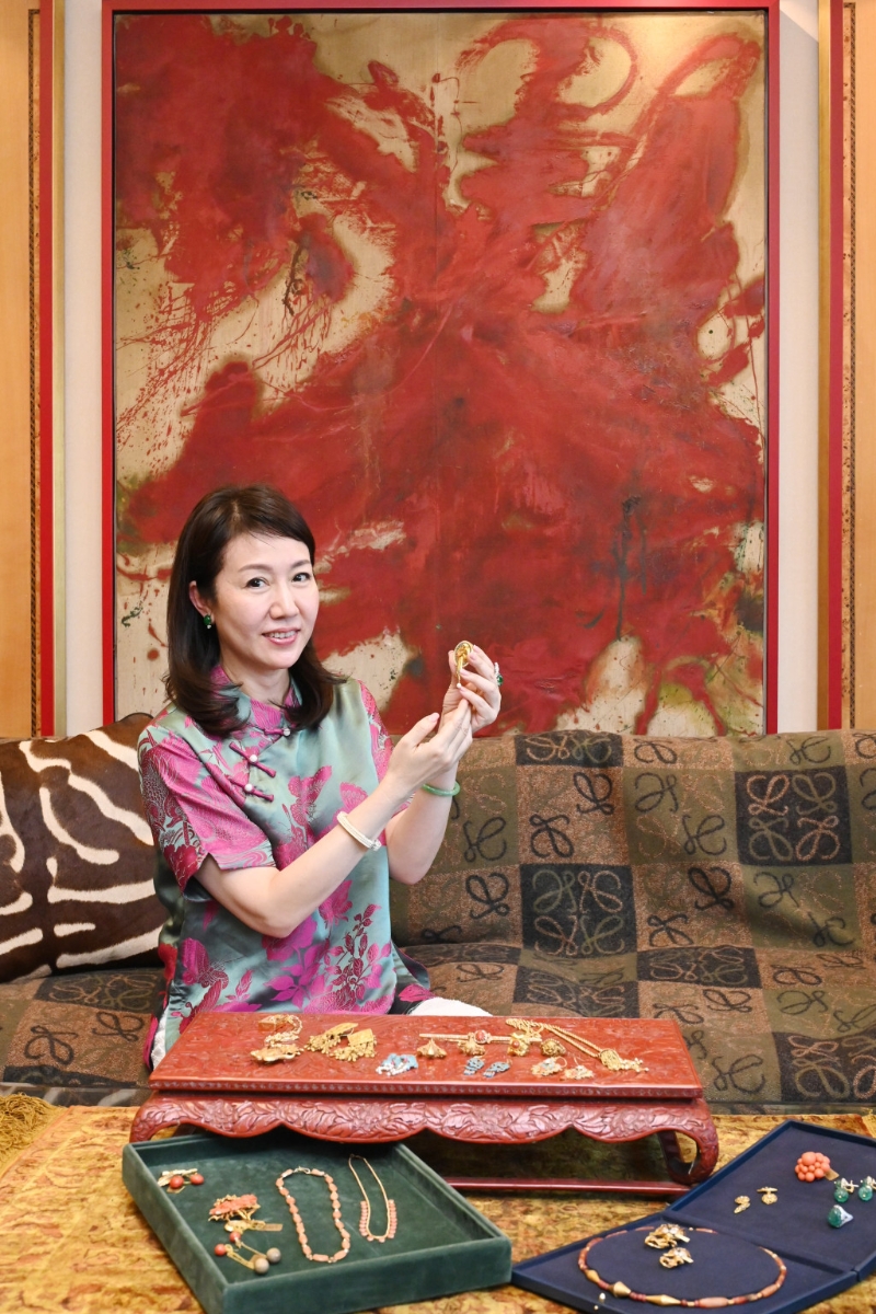 珠宝收藏家及设计师苏嘉美(Loretta So),自言平日也很喜欢穿华服,配衬上她的典雅珠宝首饰,份外优雅。 珠宝收藏家及设计师苏嘉美(Loretta So),自言平日也很喜欢穿华服,配衬上她的典雅珠宝首饰,份外优雅。