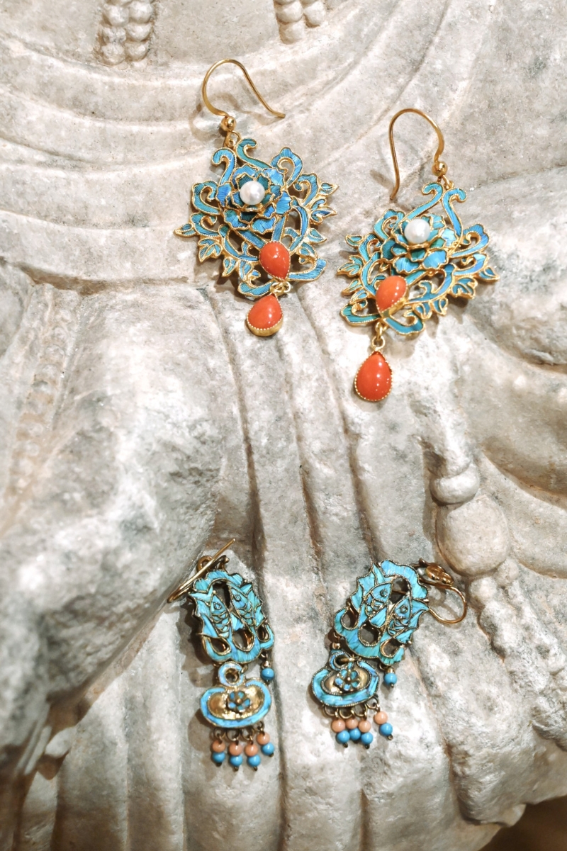 这两款点翠耳环，乃由Loretta从日本一家古董店买回来的点翠冠冕拆下来再重新设计的，加入珍珠及珊瑚，拼凑出夺目视效。