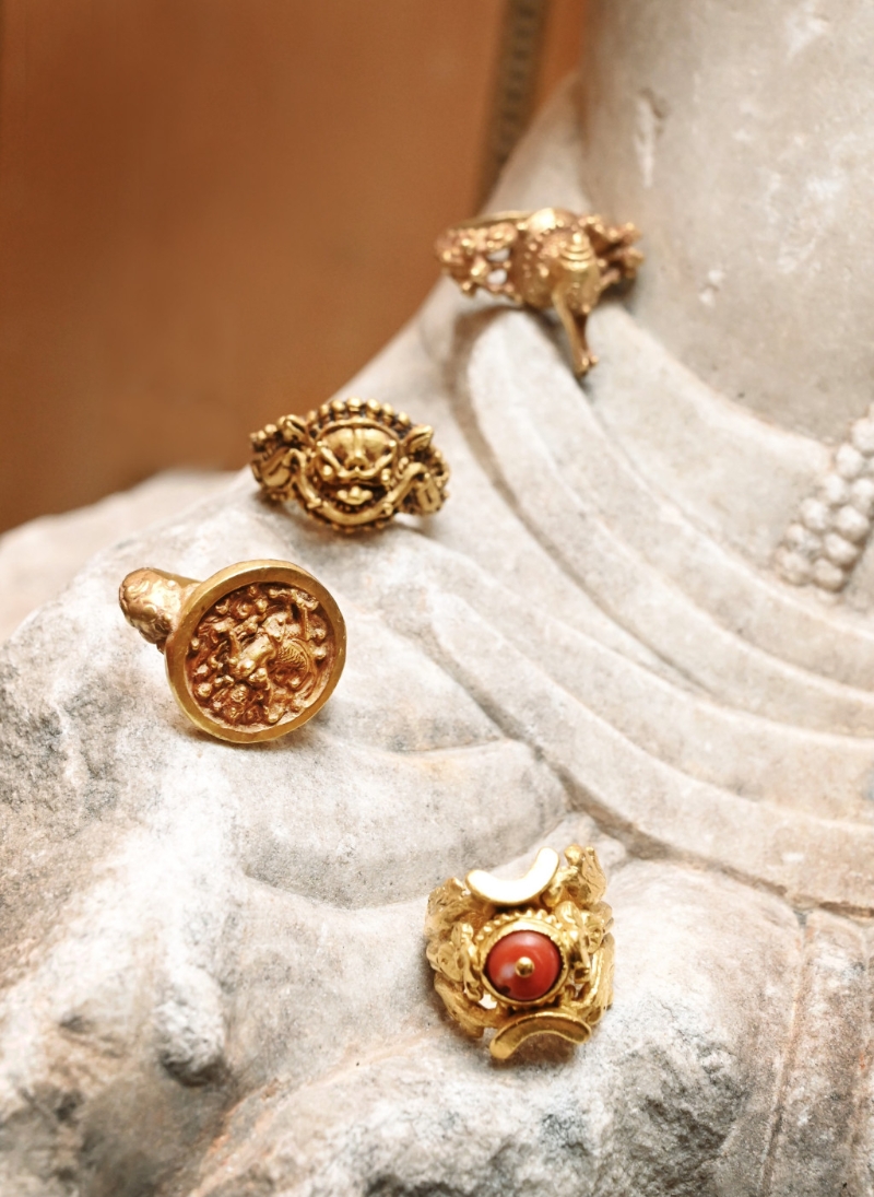 搜罗自印尼爪哇(Java)的十世纪24K黄金指环,当中的雕刻工艺非常出色,即使经年累月,依然看出细密精工。 搜罗自印尼爪哇(Java)的十世纪24K黄金指环,当中的雕刻工艺非常出色,即使经年累月,依然看出细密精工。