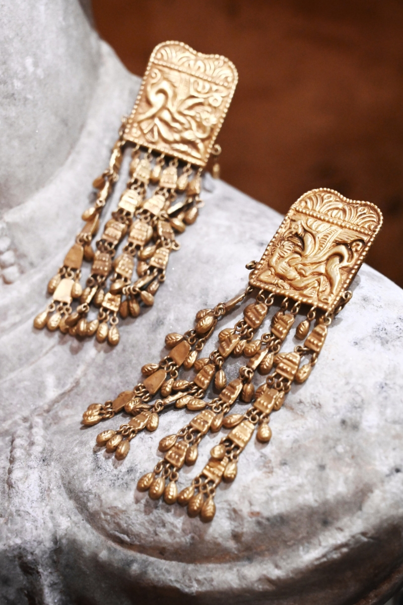 公元前200年的24K黄金耳环，在黄金薄片上雕刻极考工夫，而流穗由一颗颗雕刻黄金珠子串连成，设计巧见心思。