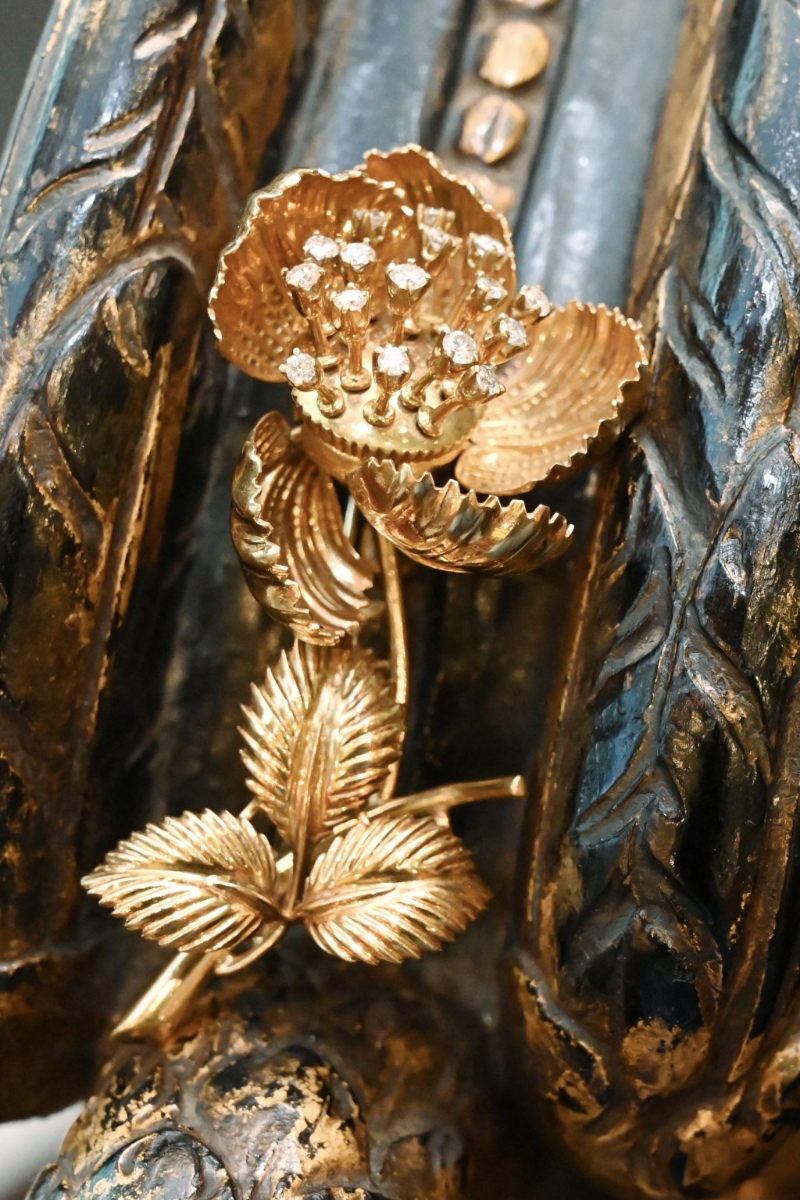 这枚1960年代的18K黄金立体花朵胸针，逐片花瓣可以打开，而镶嵌镶石的花蕊也可以摆动，手工精湛出色。