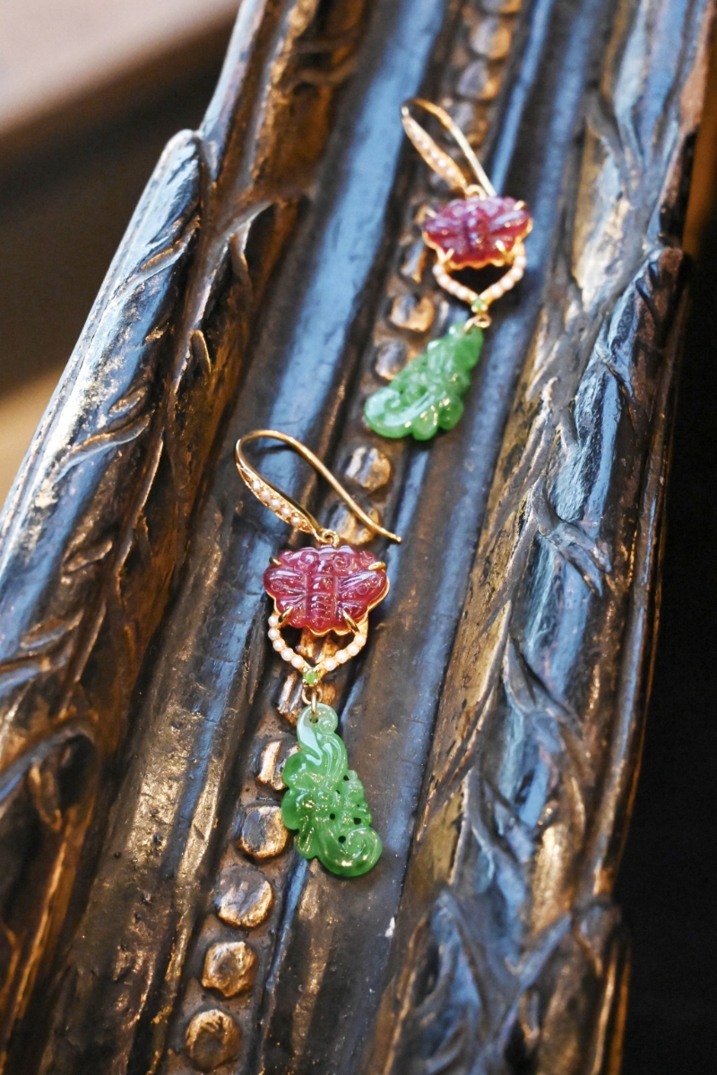 Loretta将两枚小巧的古玉翡翠，重新配以黄金、钻石及碧玺，设计出这对别致的耳环。