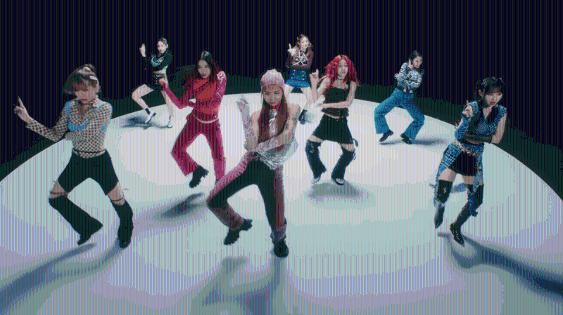 从成员的造型设计、MV的创作及拍摄,以至一个Logo的创作,都是一体性的 从成员的造型设计、MV的创作及拍摄,以至一个Logo的创作,都是一体性的