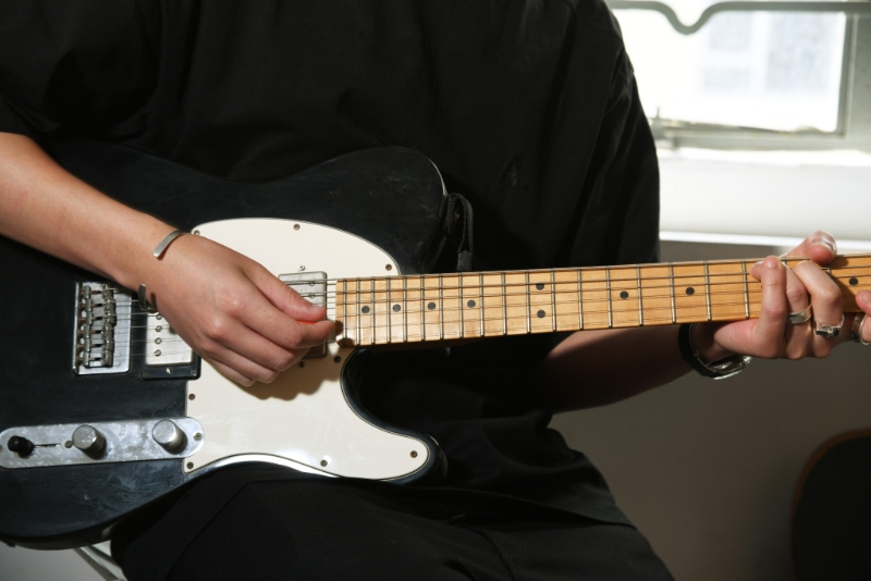 Dee热爱滑板运动,又钟意夹Band,近年他更不时与何超仪等好友一起玩音乐,更会到不同地方表演 Dee热爱滑板运动,又钟意夹Band,近年他更不时与何超仪等好友一起玩音乐,更会到不同地方表演