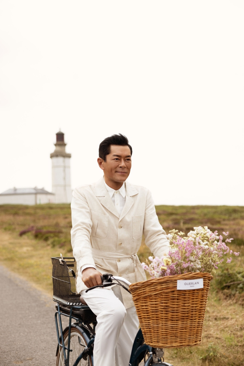 甚少进行户外运动的古天乐,在清幽的乌埃尚岛上踩单车。 甚少进行户外运动的古天乐,在清幽的乌埃尚岛上踩单车。