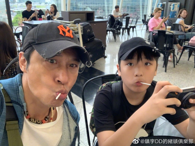 吴镇宇儿子Feynman就读于新加坡国际学校。 吴镇宇儿子Feynman就读于新加坡国际学校。