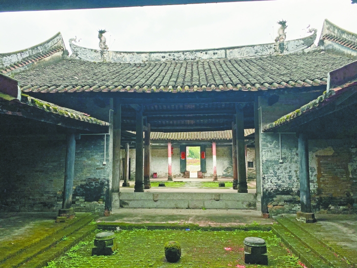 江厦谭氏宗祠始建于明嘉靖年间,为三进院落四合院式布局。 江厦谭氏宗祠始建于明嘉靖年间,为三进院落四合院式布局。