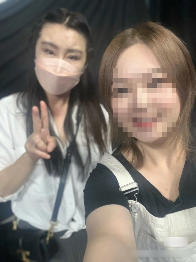 56岁王祖贤罕晒自拍照皮肤白滑紧致,与网民惊喜互动 56岁王祖贤罕晒自拍照皮肤白滑紧致,与网民惊喜互动