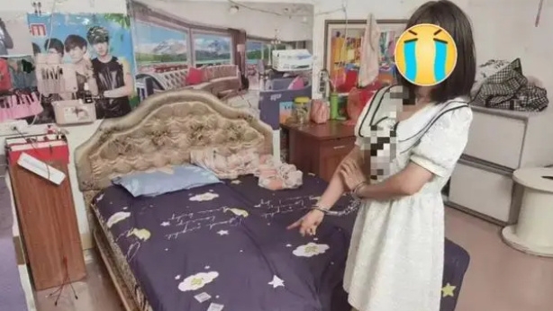 身穿女装的林男向警员指认卖淫现场。 身穿女装的林男向警员指认卖淫现场。