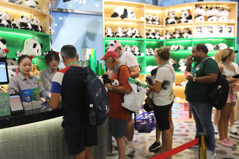 不少外国人在排队购买熊猫周边